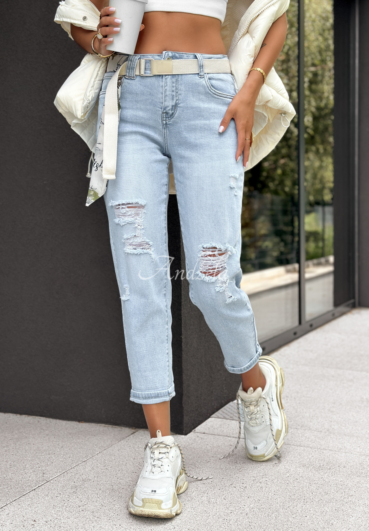 Mom-Fit-Jeans mit Abschürfungen Never Told You Blau