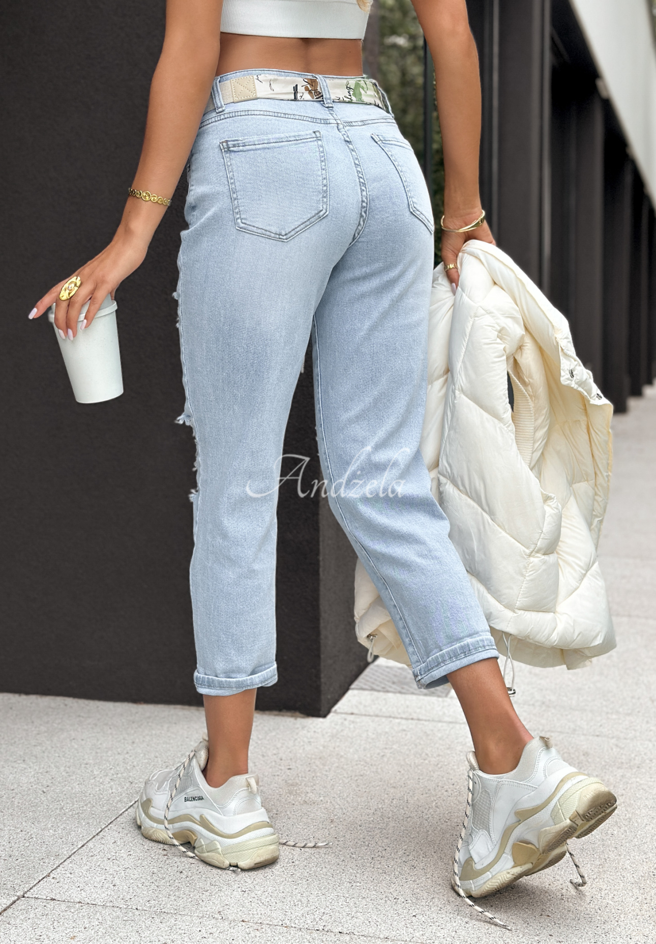 Mom-Fit-Jeans mit Abschürfungen Never Told You Blau