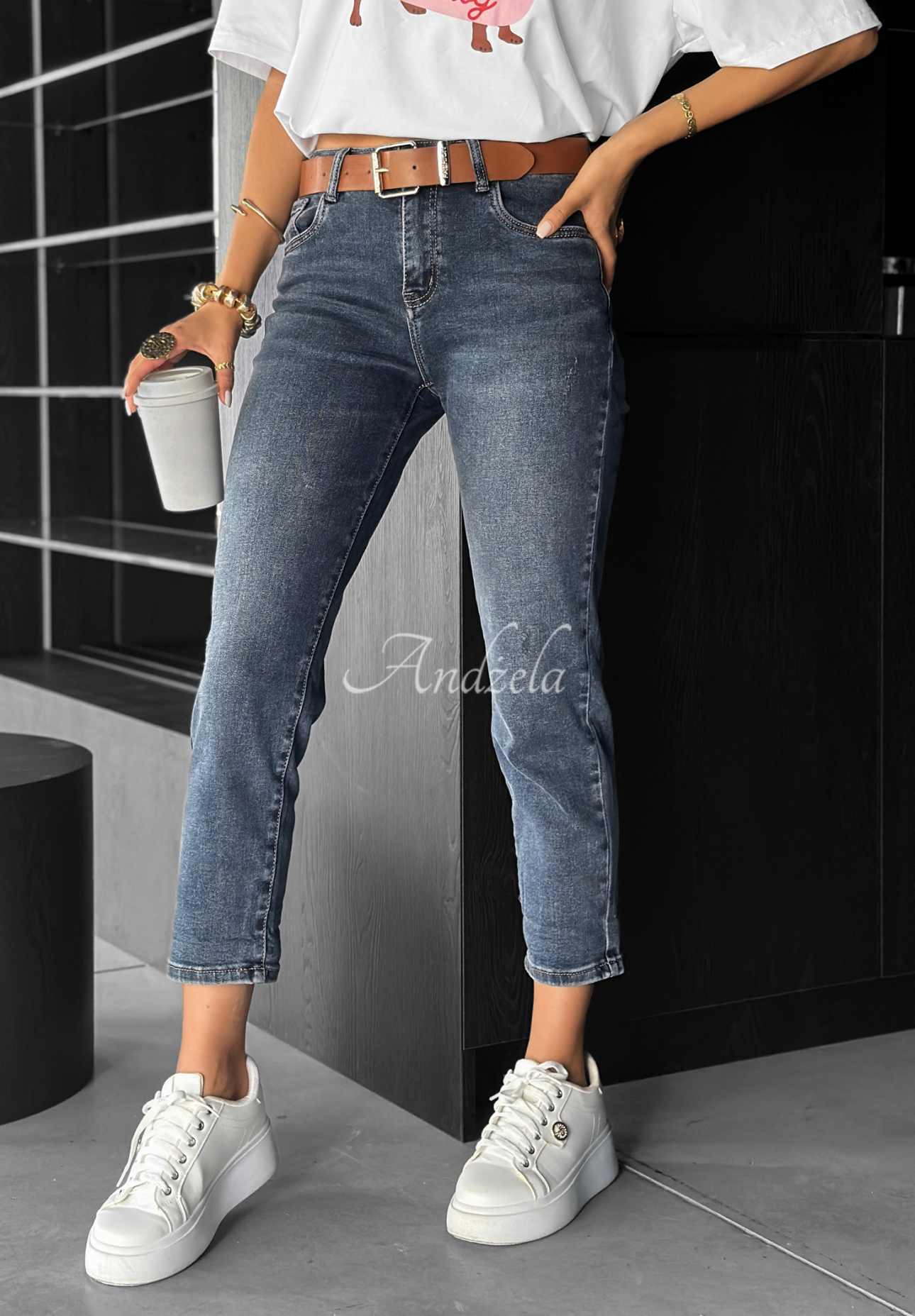 Mom-Fit-Jeans mit Gürtel Main Character dunkelblau