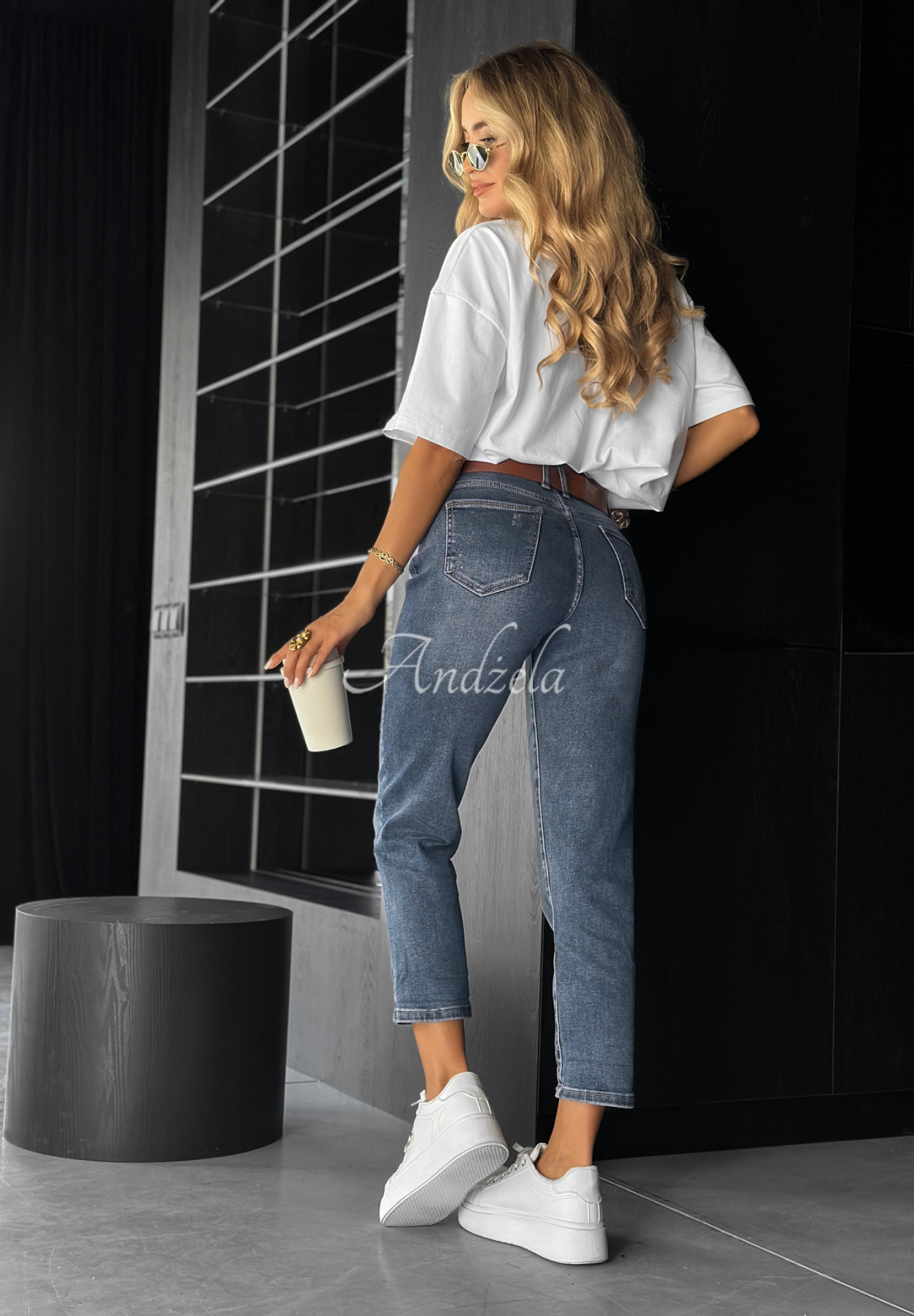 Mom-Fit-Jeans mit Gürtel Main Character dunkelblau