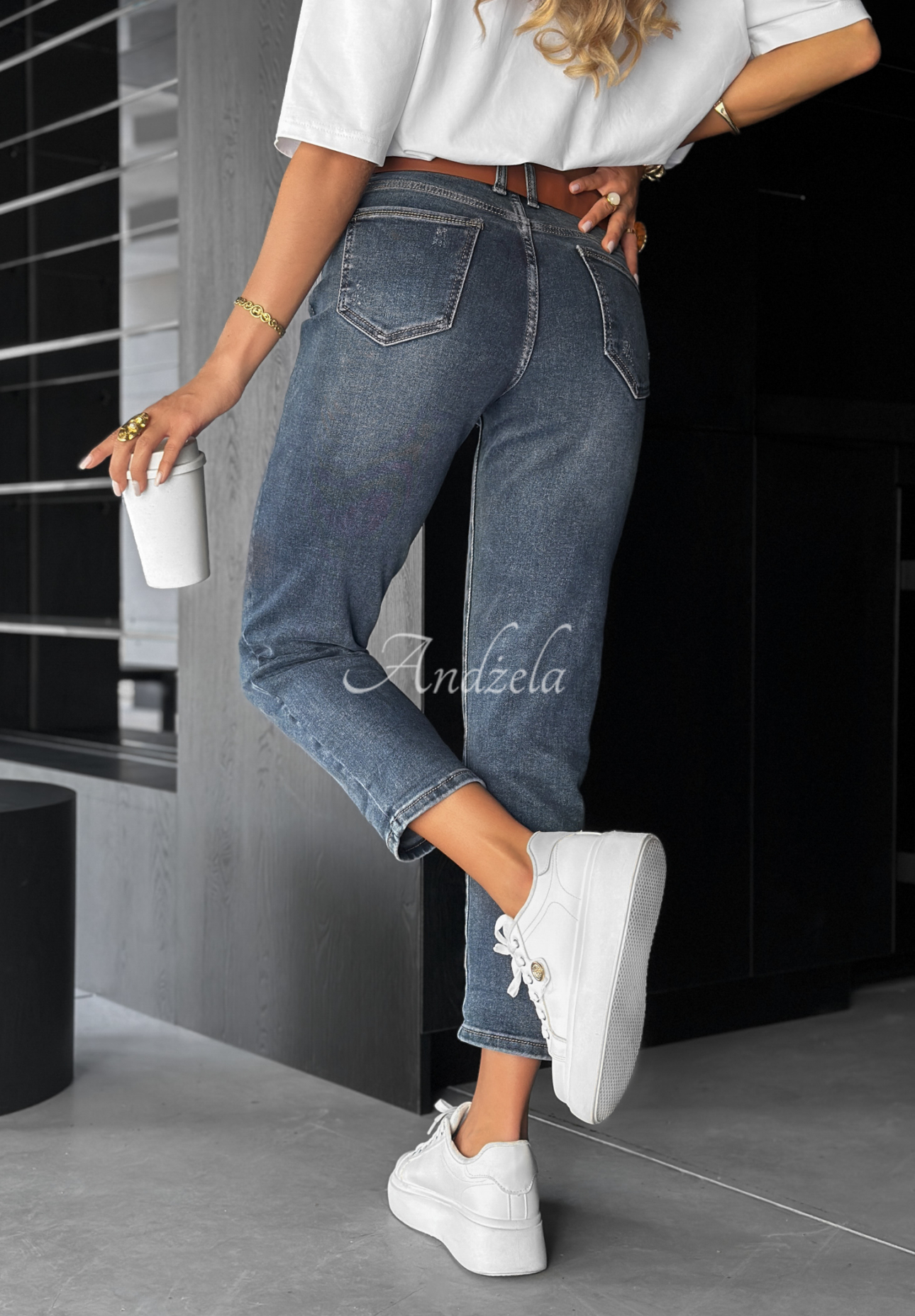 Mom-Fit-Jeans mit Gürtel Main Character dunkelblau