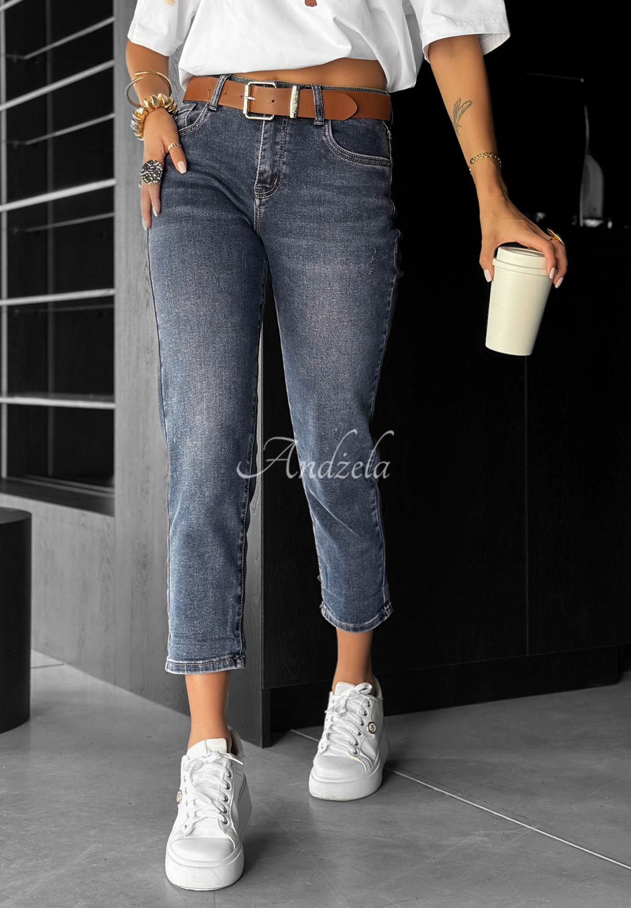 Mom-Fit-Jeans mit Gürtel Main Character dunkelblau