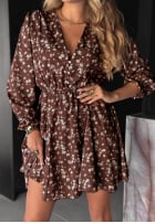Krótka Kleid w kwiecisty wzór Guess Who Schokoladenbraun