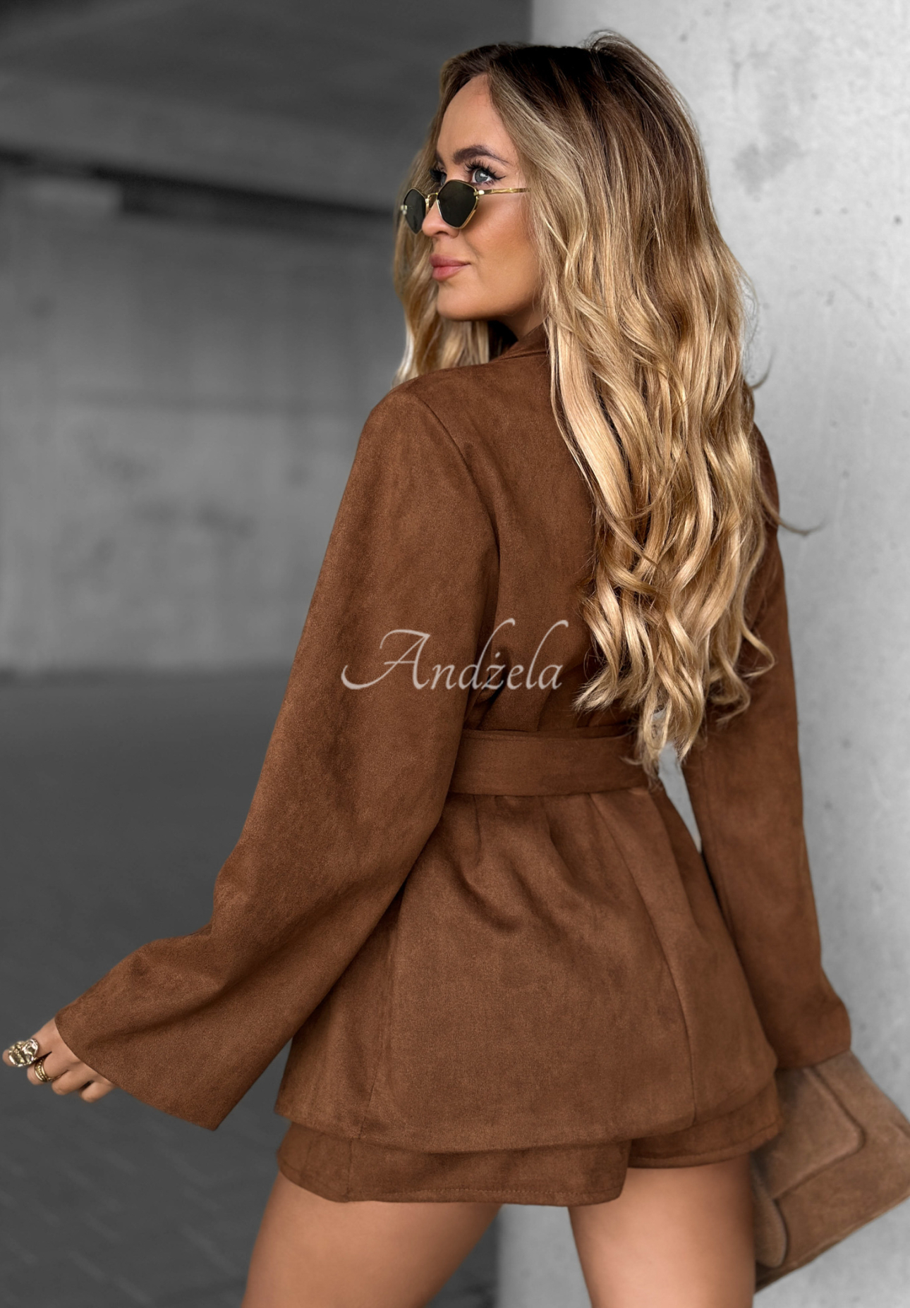 Set aus Wildlederblazer und Hosenrock Private Story Camel