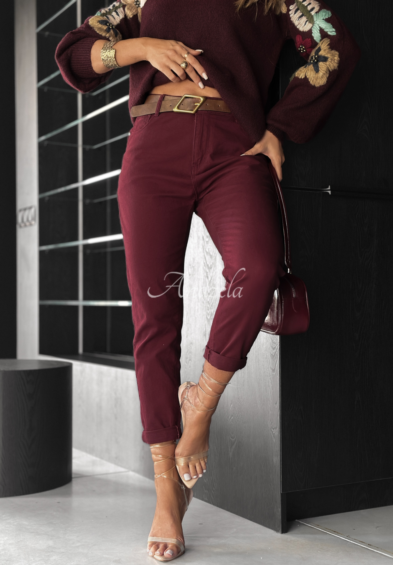 Mom-Fit-Jeans mit Gürtel Don’t Expect Much Burgund