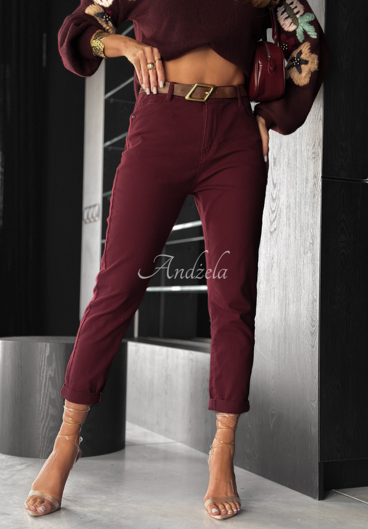 Mom-Fit-Jeans mit Gürtel Don’t Expect Much Burgund
