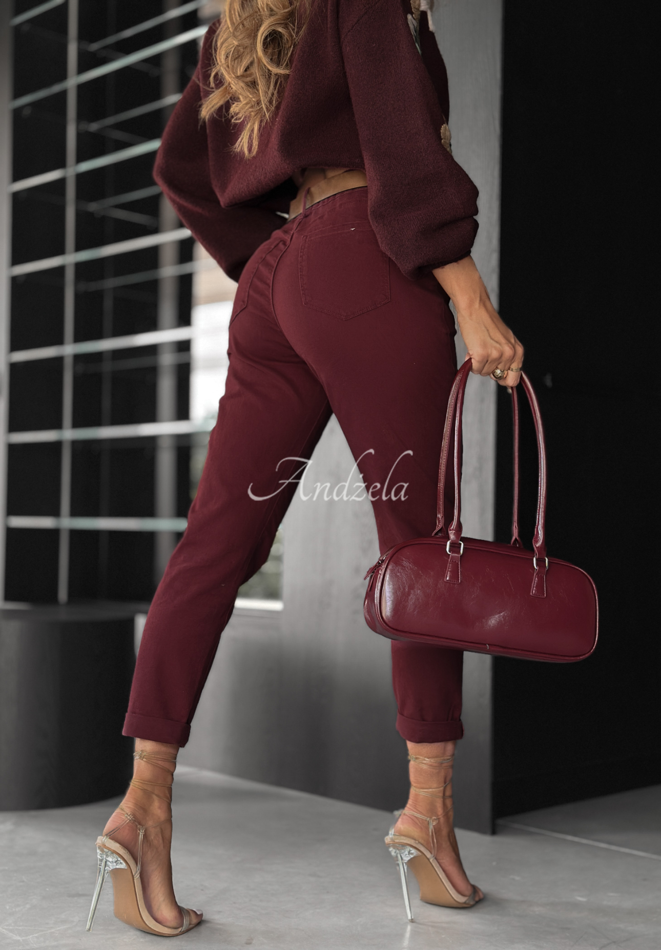 Mom-Fit-Jeans mit Gürtel Don’t Expect Much Burgund