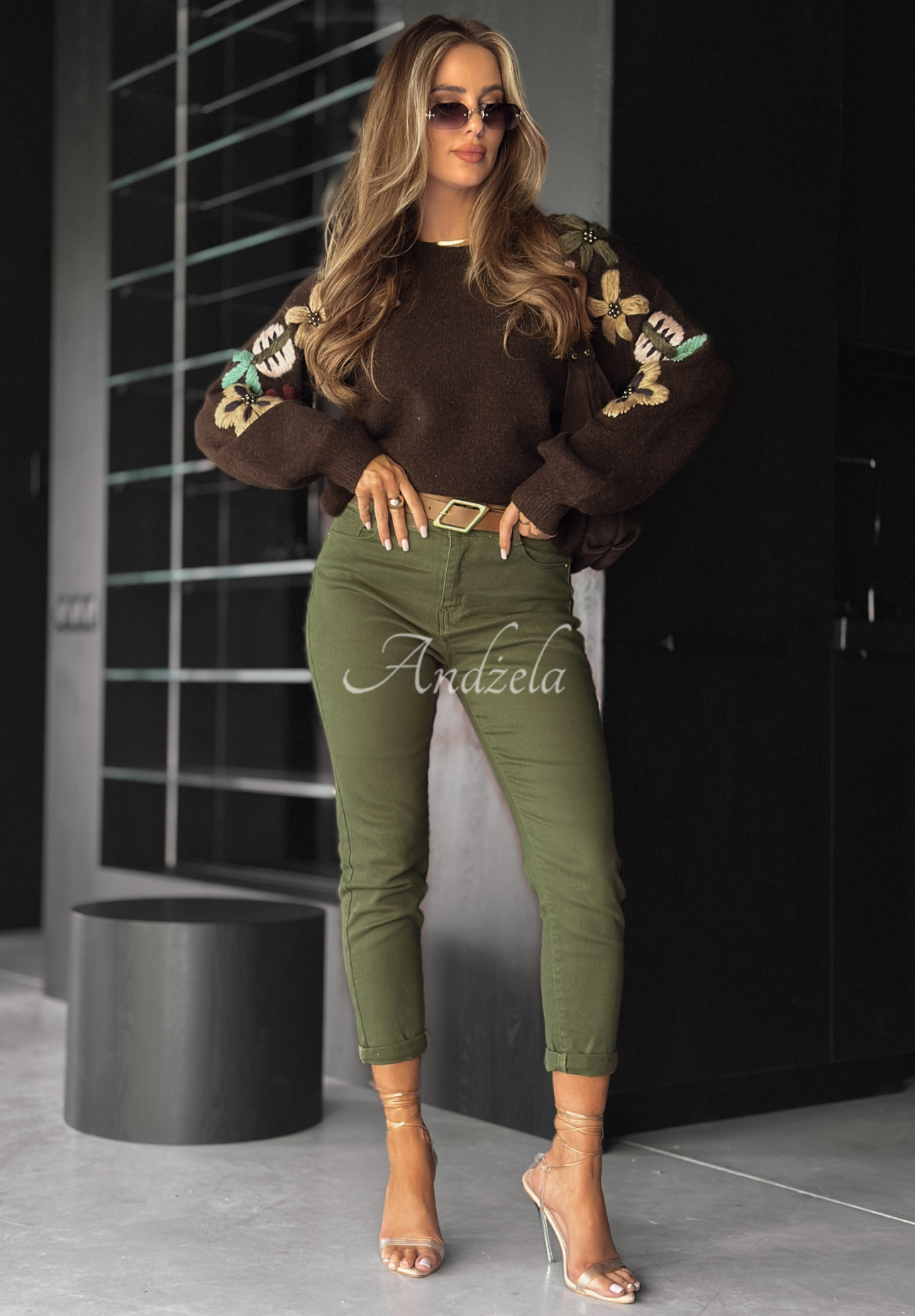 Pullover mit gestickten Blumen Colorful Flowers Schokoladenbraun