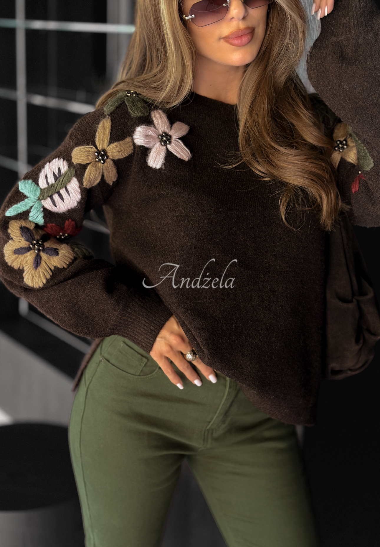 Pullover mit gestickten Blumen Colorful Flowers Schokoladenbraun