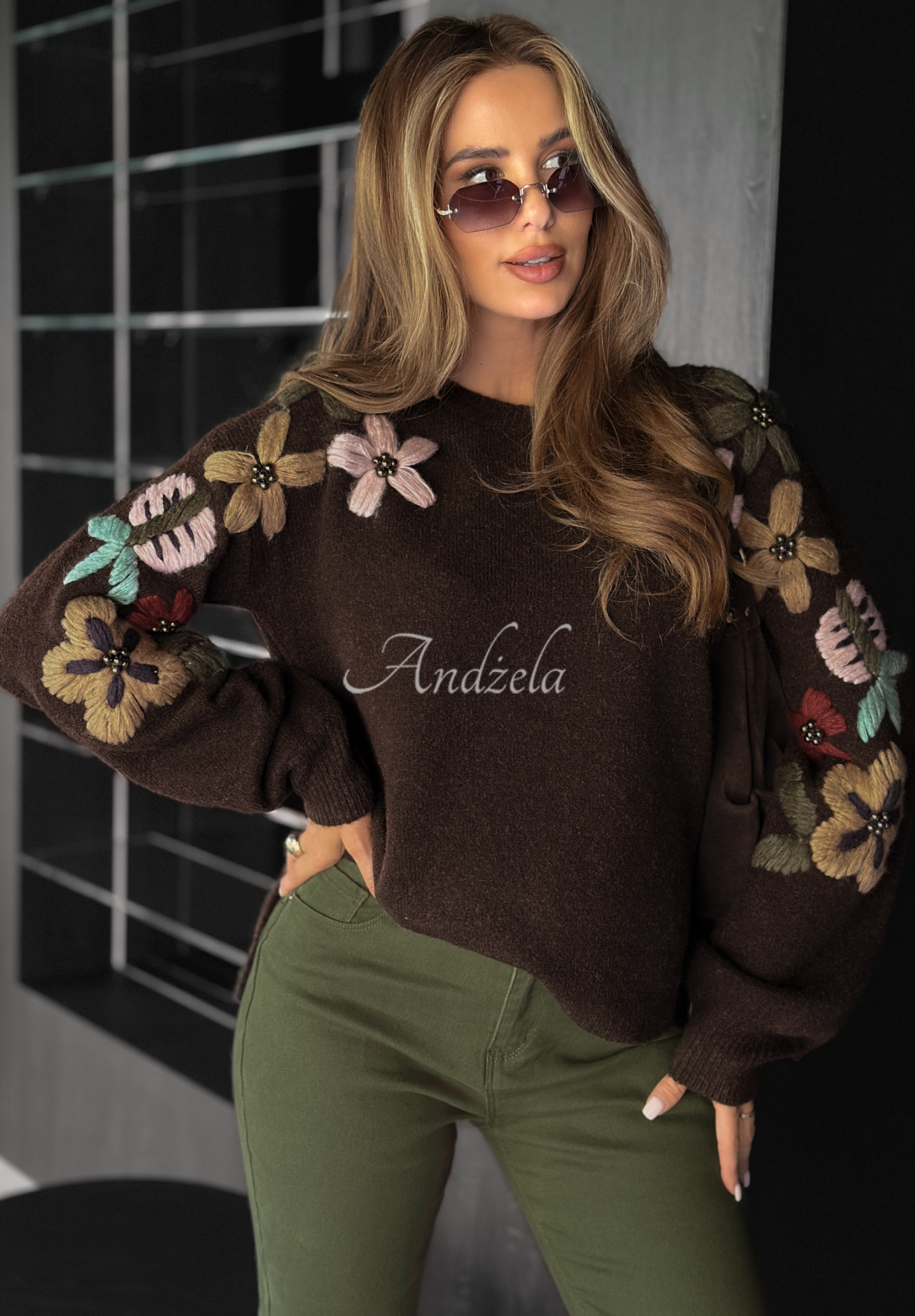 Pullover mit gestickten Blumen Colorful Flowers Schokoladenbraun