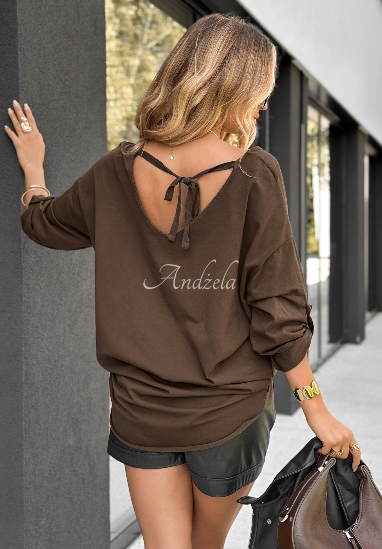 Asymmetrische Bluse mit V-Ausschnitt Back Soon Schokoladenbraun