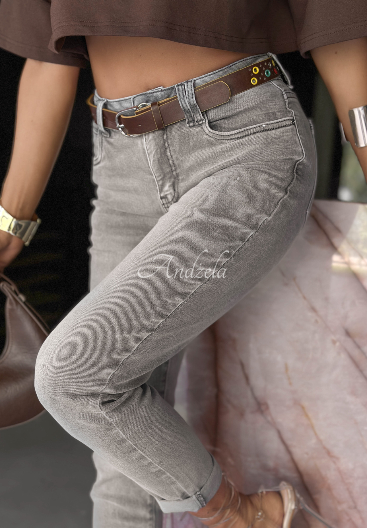 Mom-Fit-Jeans mit Gürtel Still The Same Dunkelgrau