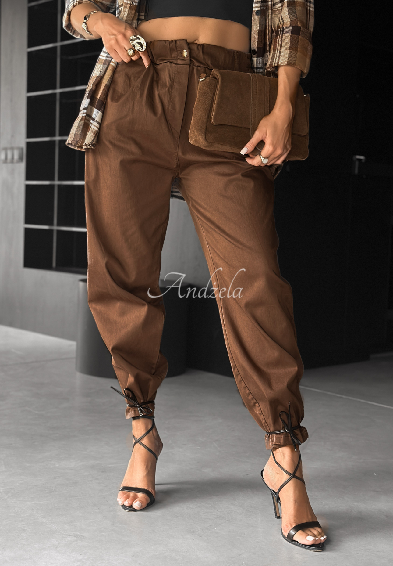 Spodnie Middle Of Nowhere camelowe