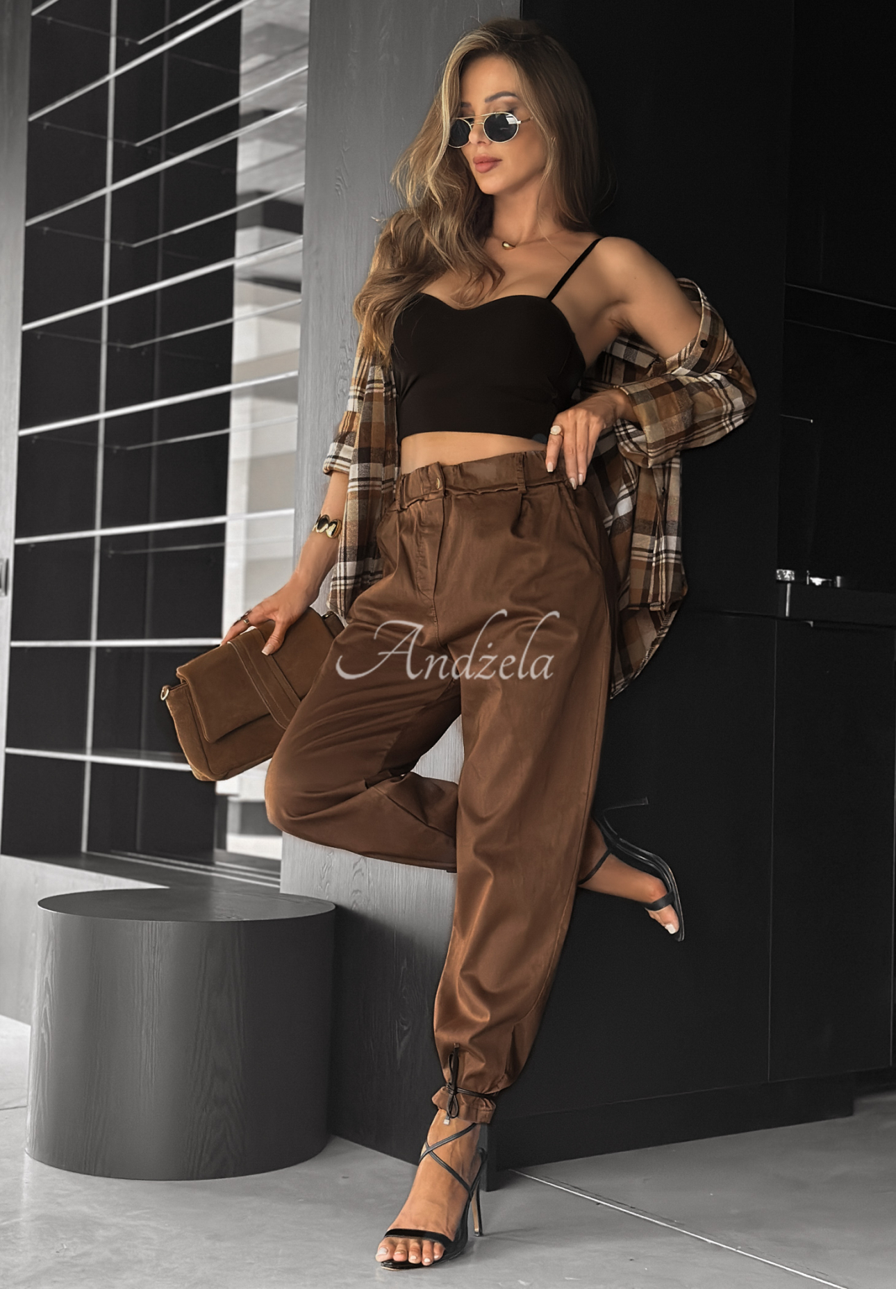 Spodnie Middle Of Nowhere camelowe