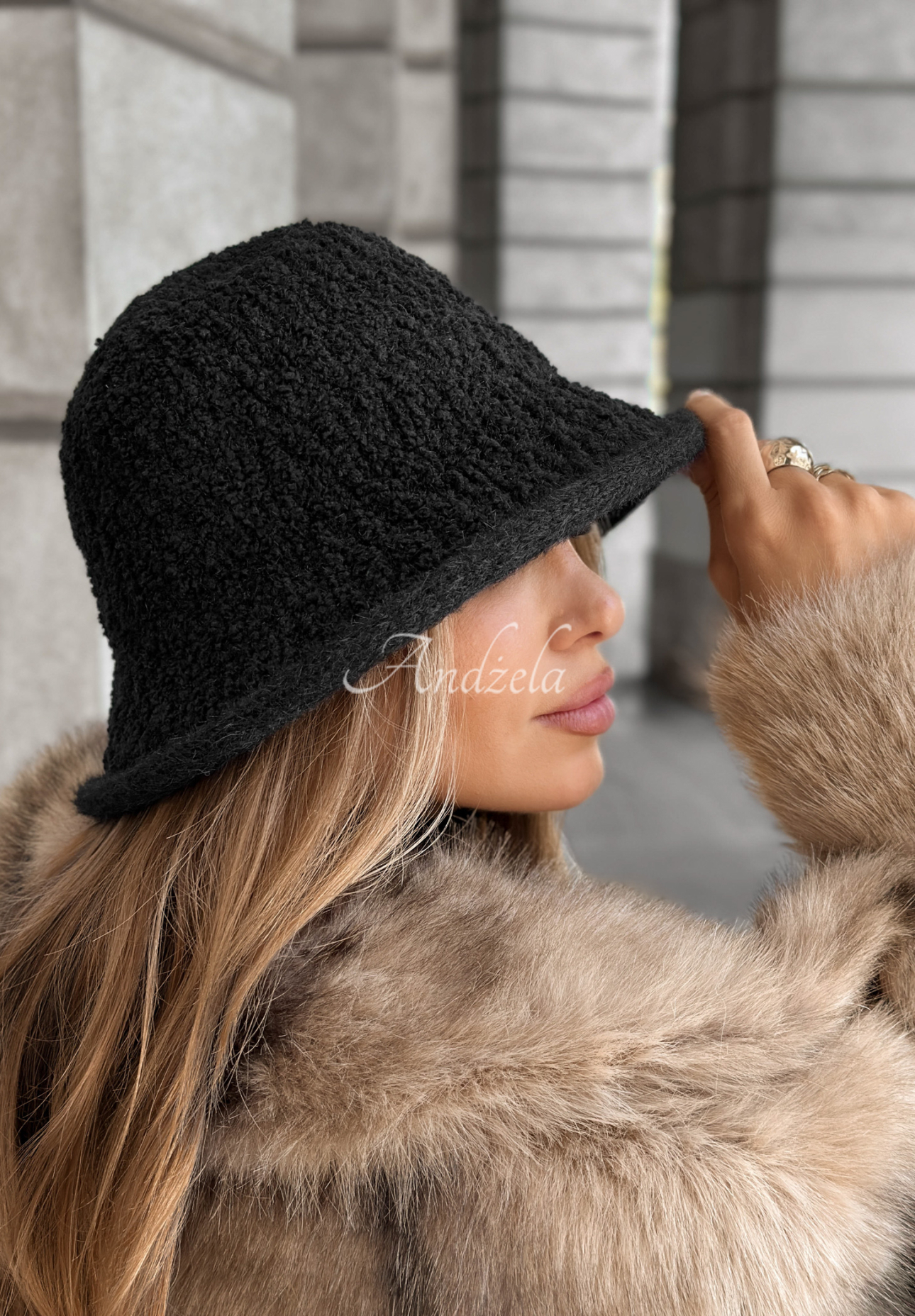Bucket Hat mit Pelzbesatz Tell Me Again Schwarz