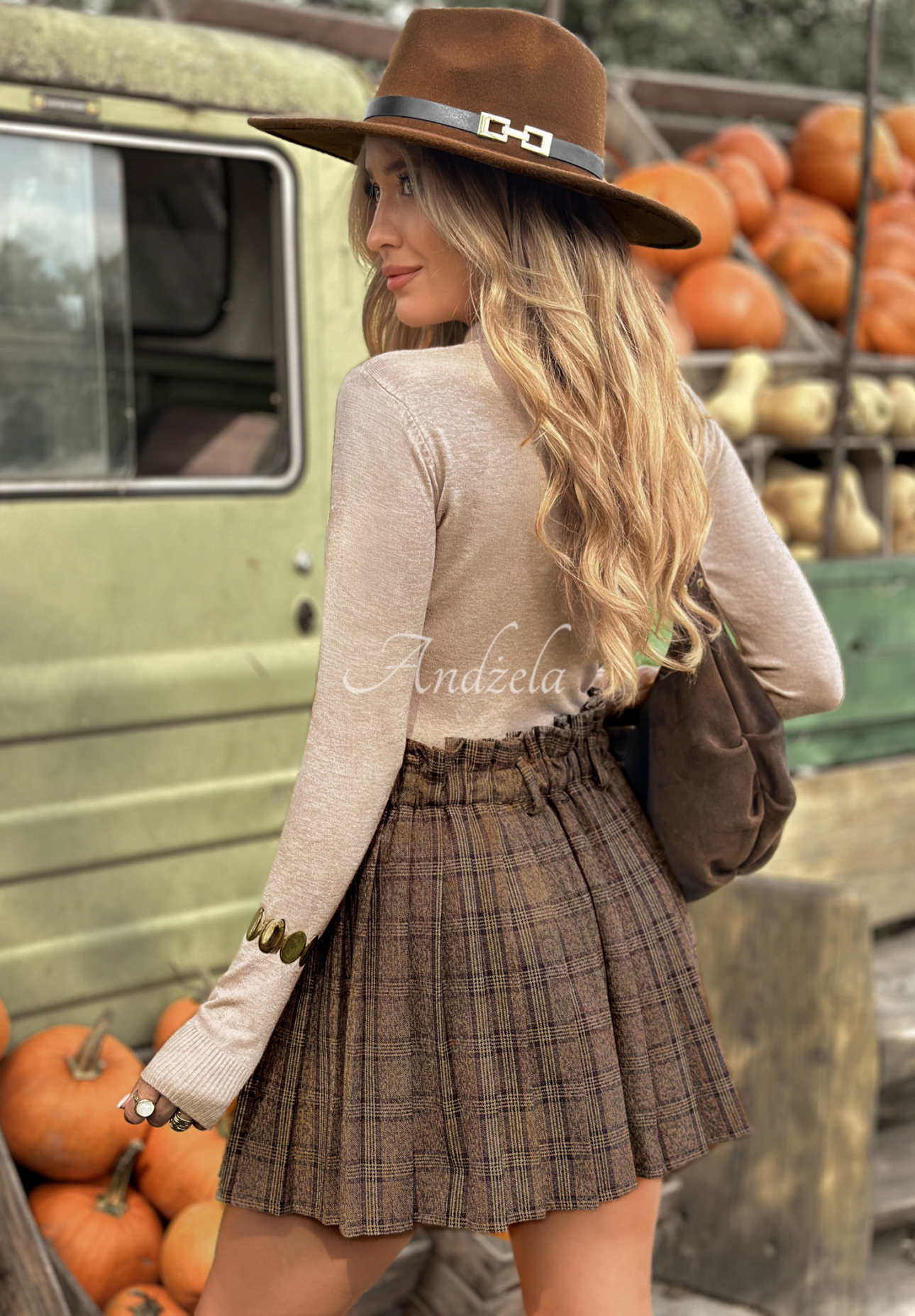 Figurbetonter Rollkragenpullover Between Us Beige