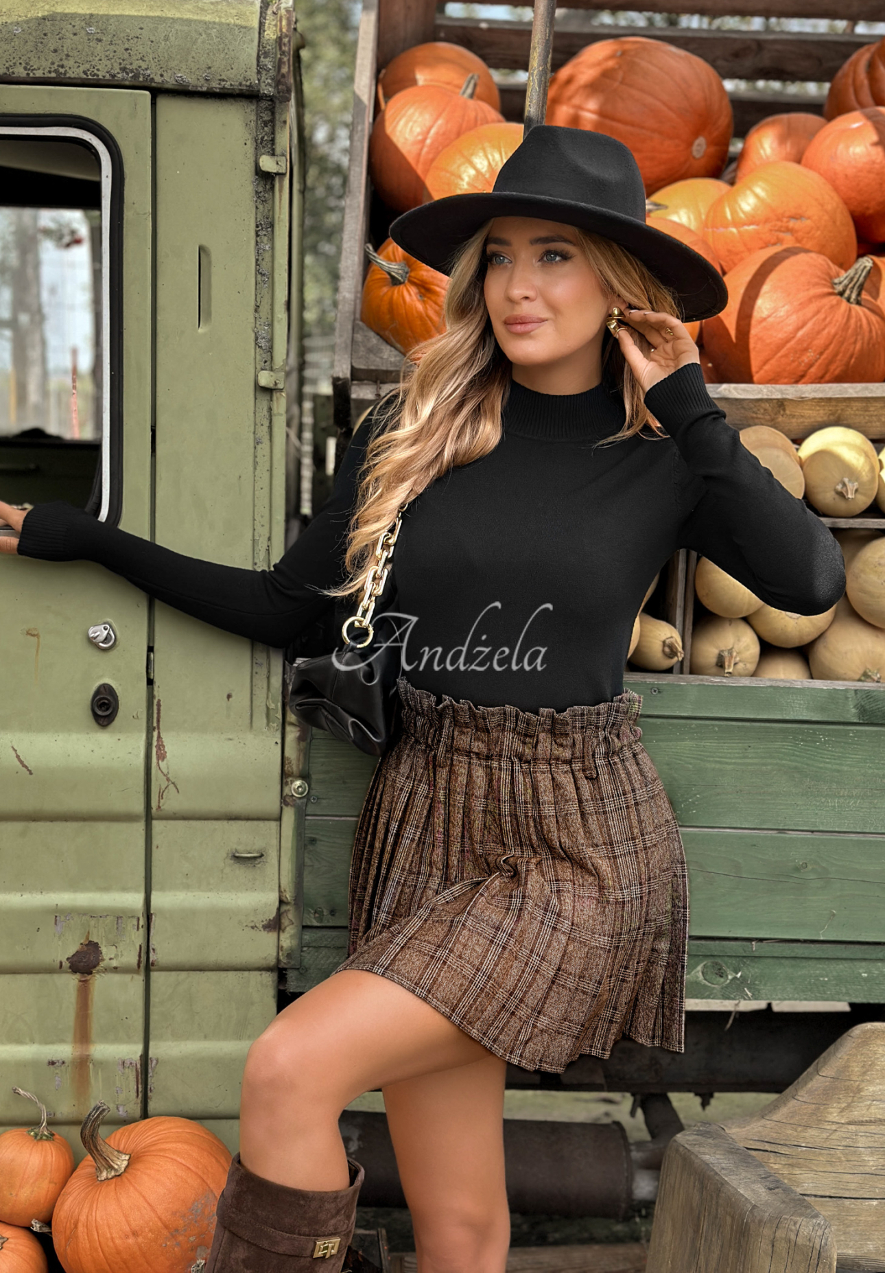 Figurbetonter Rollkragenpullover Between Us Schwarz