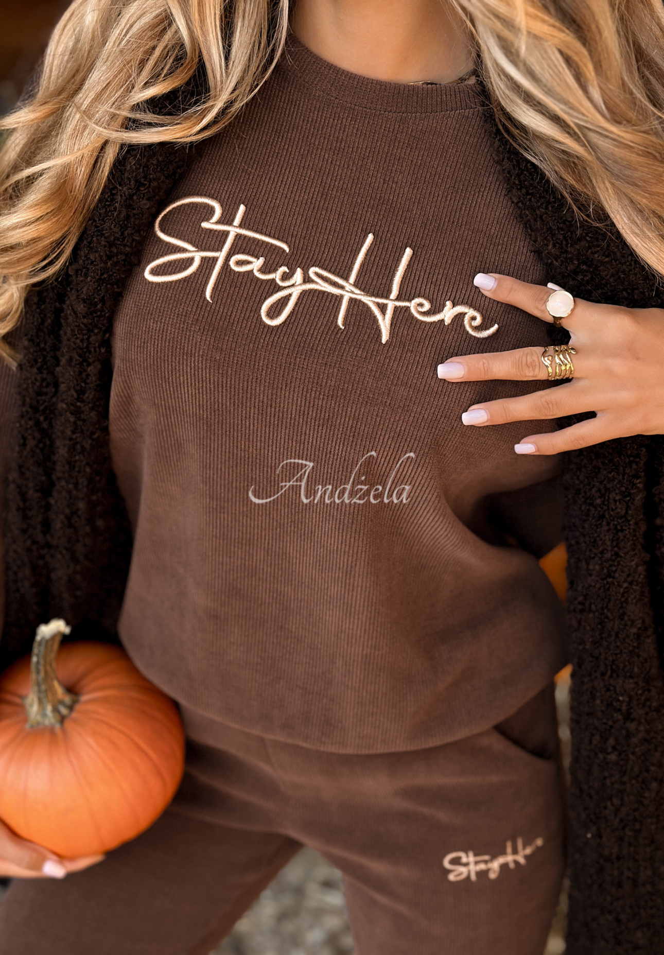 Set Sweatshirt und Hose aus Cord Finding Me Schokoladenbraun