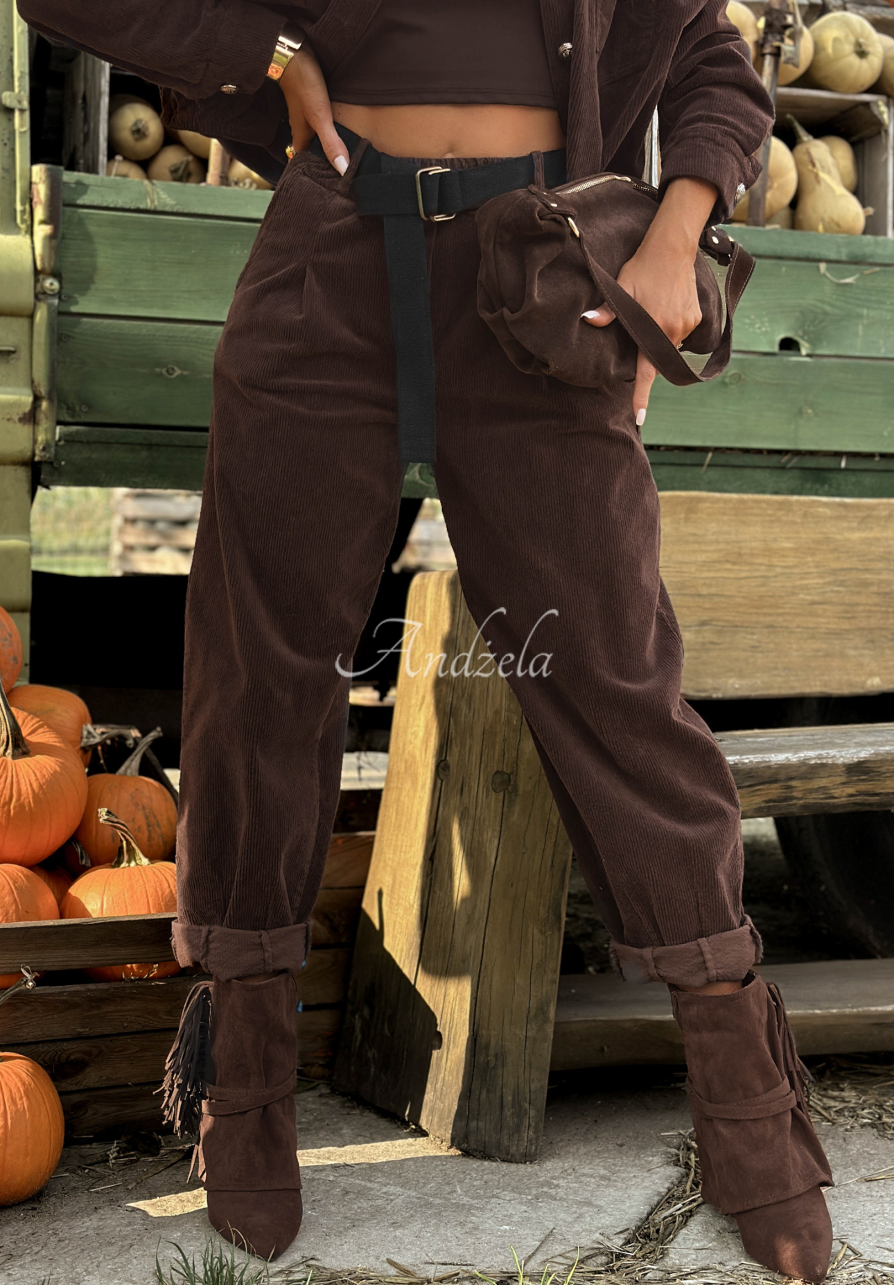 Cordhose im Mom-Fit mit Gürtel Told Him Maybe Schokoladenbraun