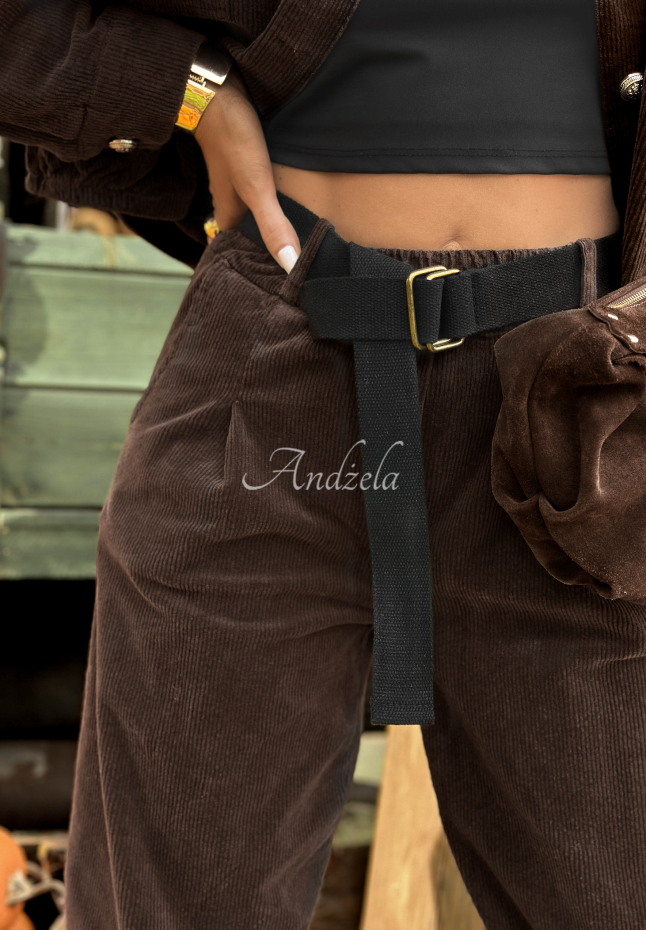 Cordhose im Mom-Fit mit Gürtel Told Him Maybe Schokoladenbraun