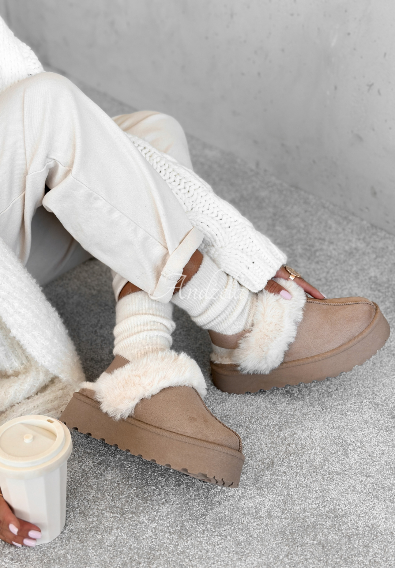 Wildlederpantoffeln mit Fell Mountain View Hell Beige