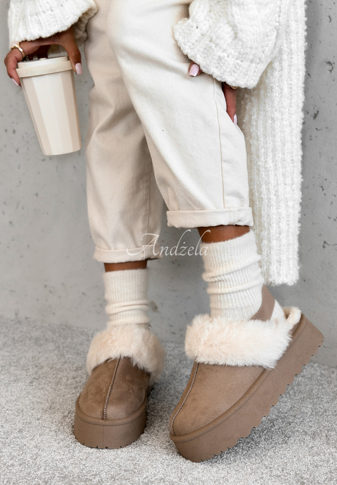 Wildlederpantoffeln mit Fell Mountain View Hell Beige