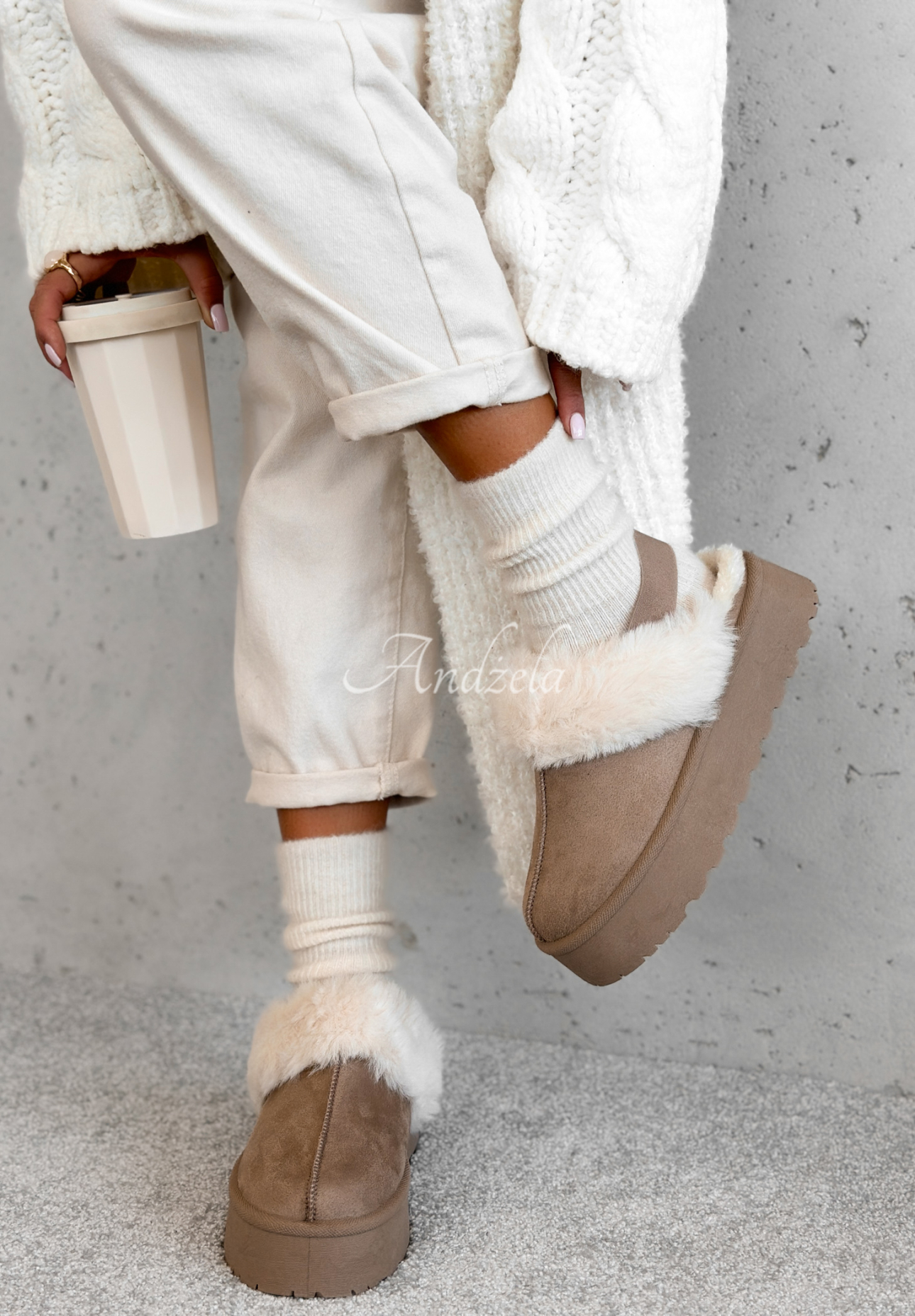 Wildlederpantoffeln mit Fell Mountain View Hell Beige