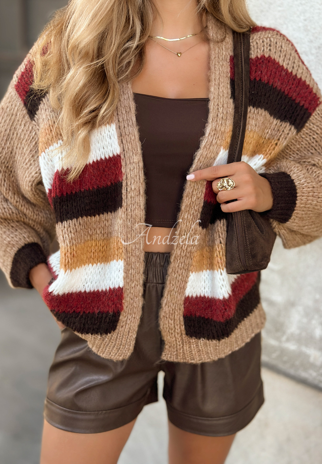Kurzer gestreifter Cardigan Bad Decision Beige
