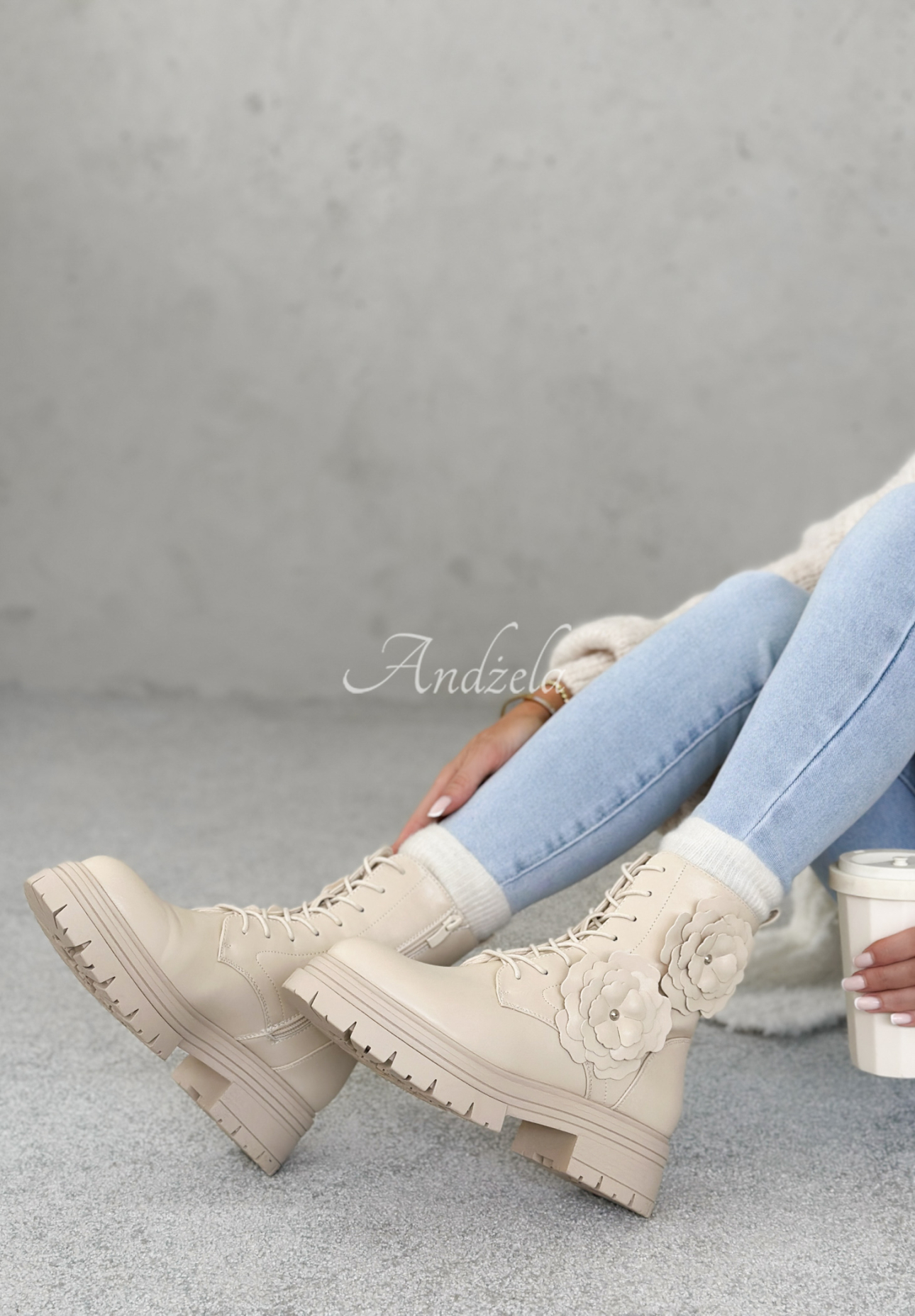 Lederstiefeletten mit Blumen Whispering Pines Beige