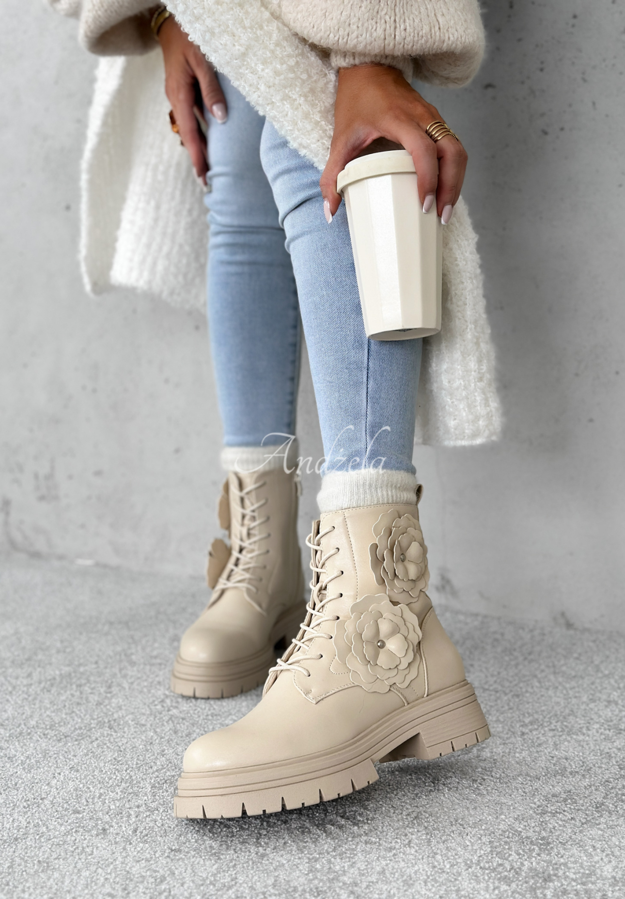 Lederstiefeletten mit Blumen Whispering Pines Beige