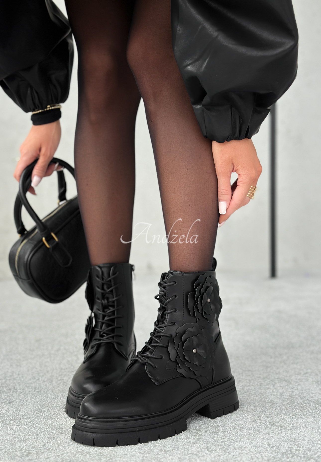 Lederstiefeletten mit Blumen Whispering Pines Schwarz