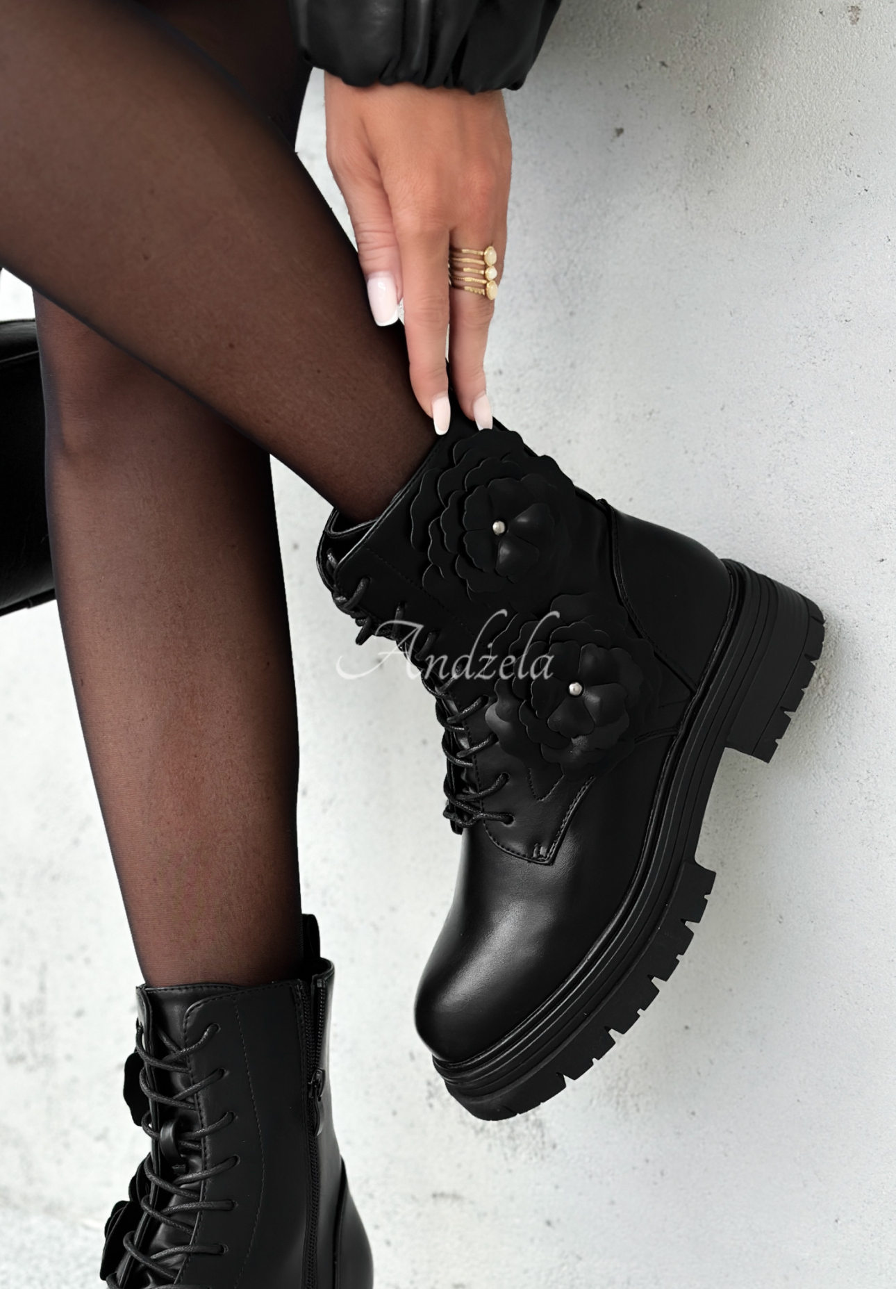 Lederstiefeletten mit Blumen Whispering Pines Schwarz