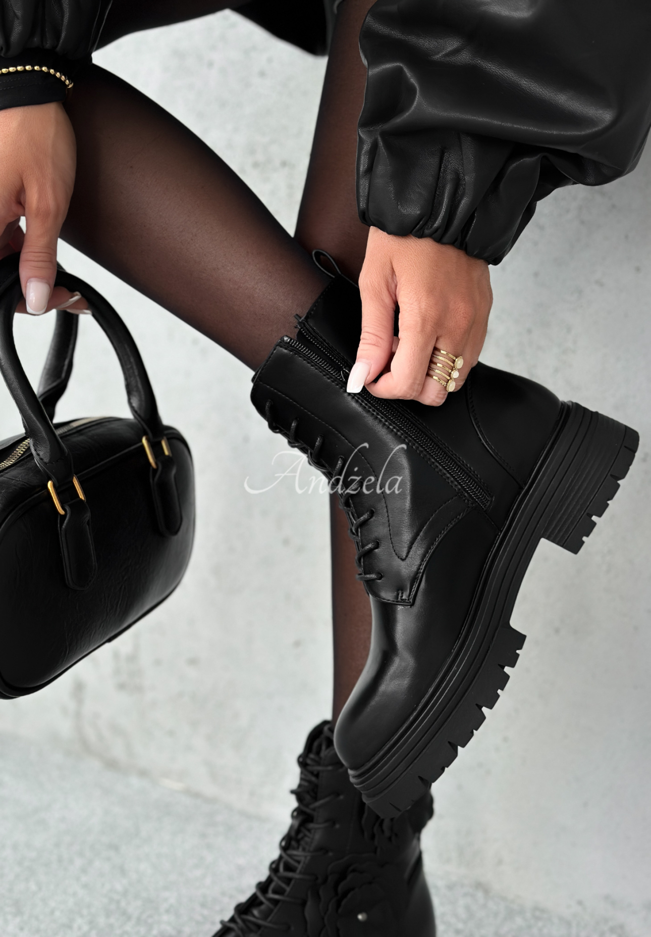 Lederstiefeletten mit Blumen Whispering Pines Schwarz