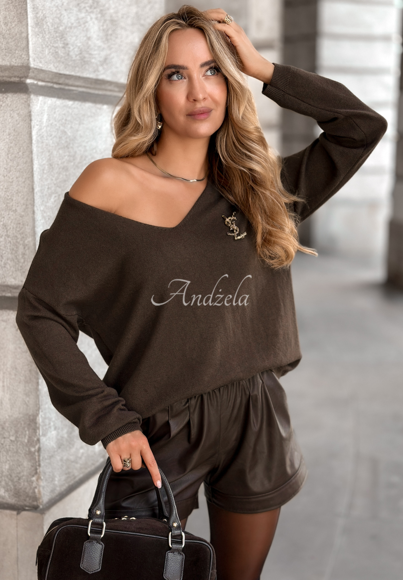 Lightweight sweater with neckline Sensibility chocolate