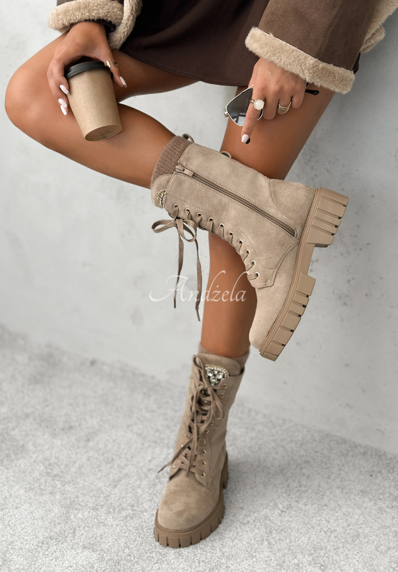 Wildleder-Stiefeletten zum Schnüren mit Kristallen Miles Of Style Beige