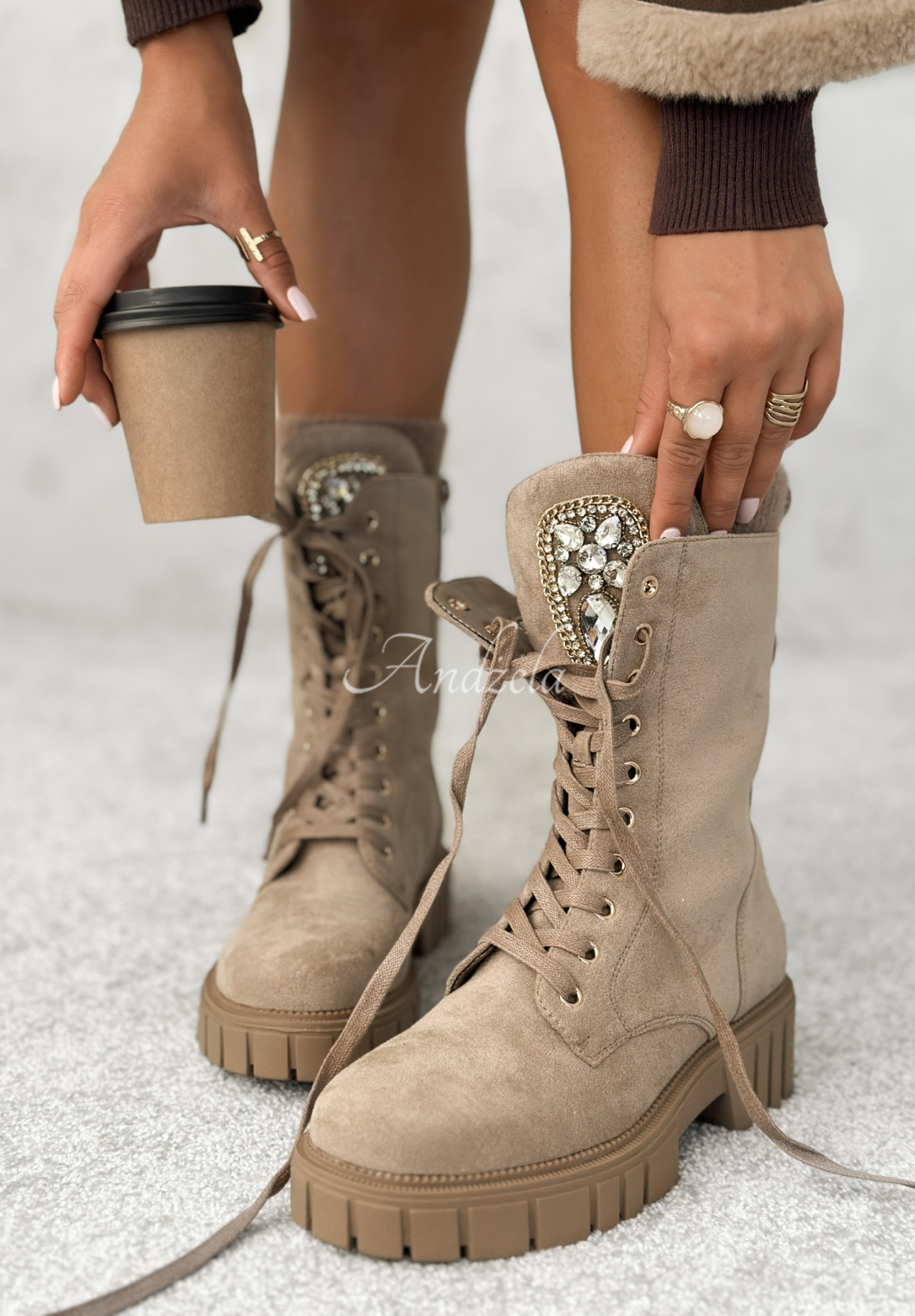 Wildleder-Stiefeletten zum Schnüren mit Kristallen Miles Of Style Beige