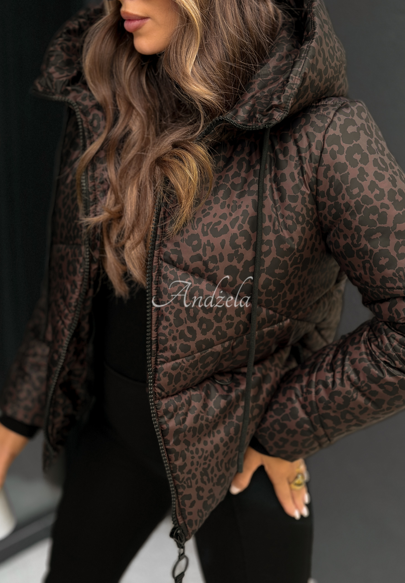 Kurze Steppjacke mit Leopardenmuster Not Impressed Schokoladenbraun
