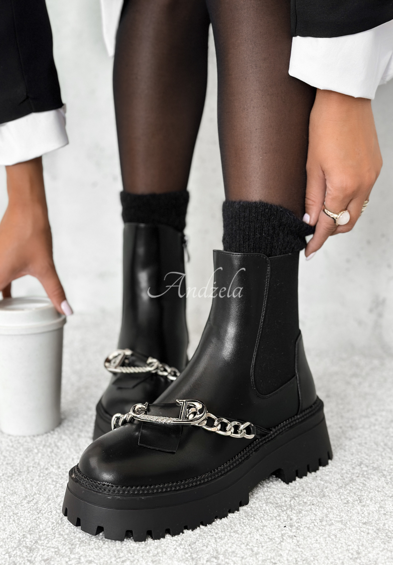 Lederstiefeletten mit Kette Colder Nights Schwarz