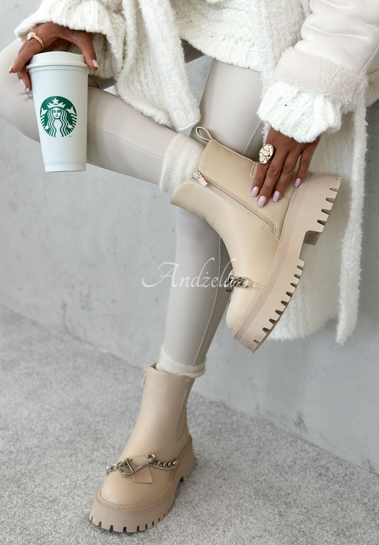 Lederstiefeletten mit Kette Colder Nights beige