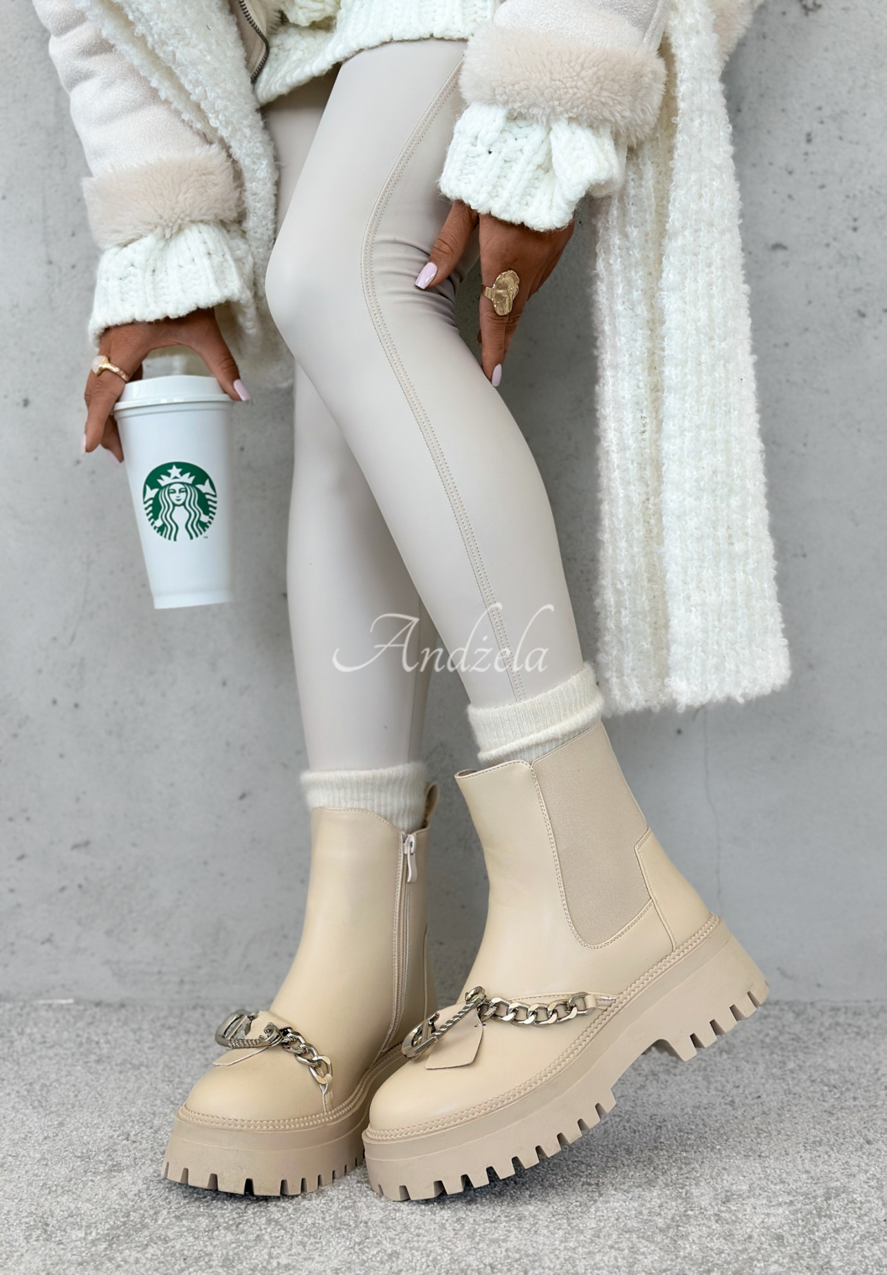 Lederstiefeletten mit Kette Colder Nights beige