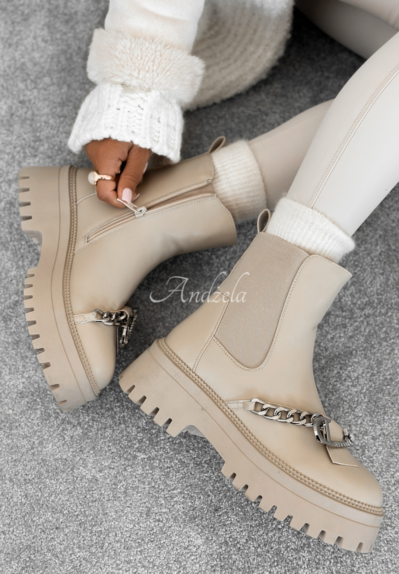 Lederstiefeletten mit Kette Colder Nights beige