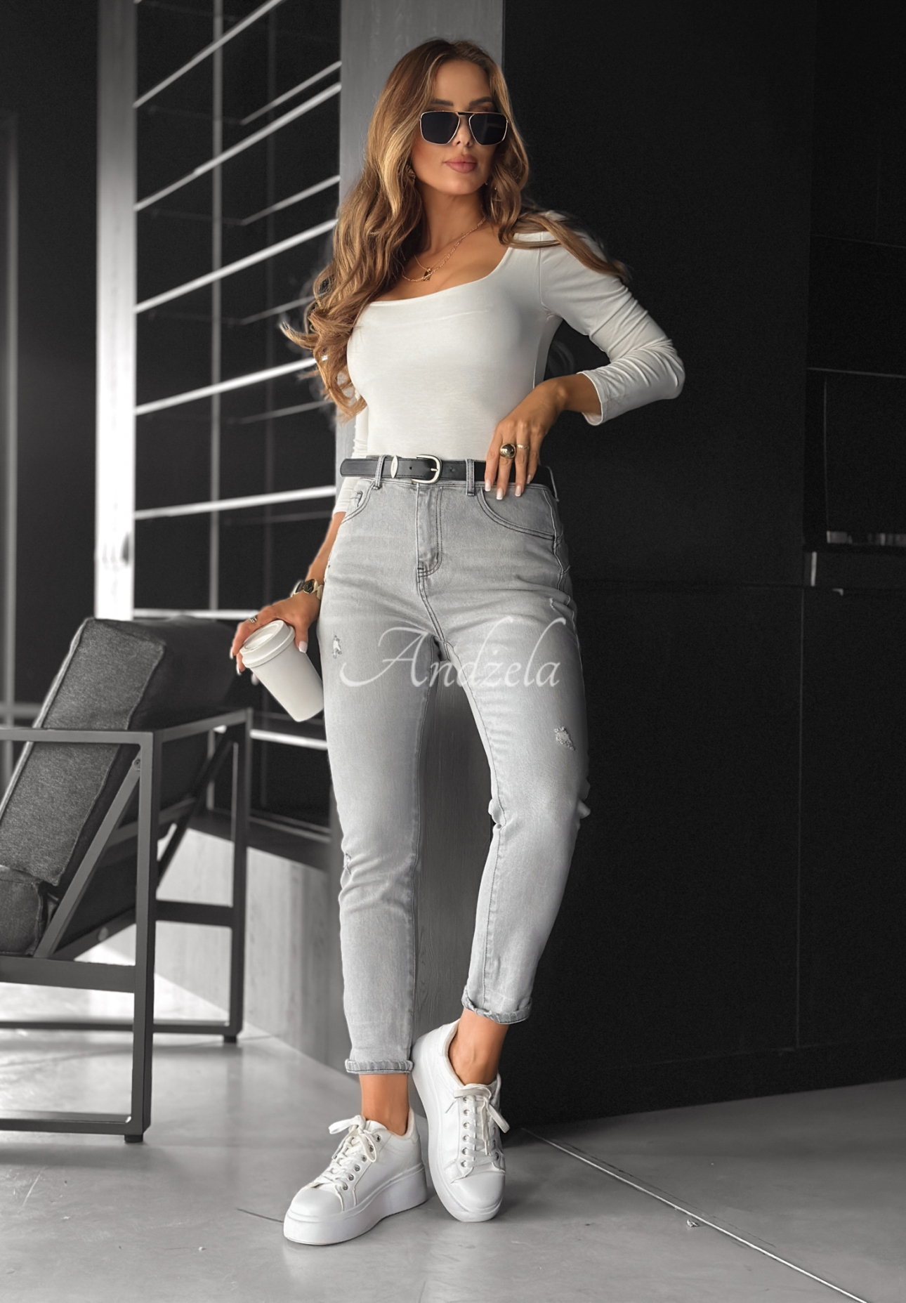 Jeanshose loose fit mit Gürtel Not Even Close Grau