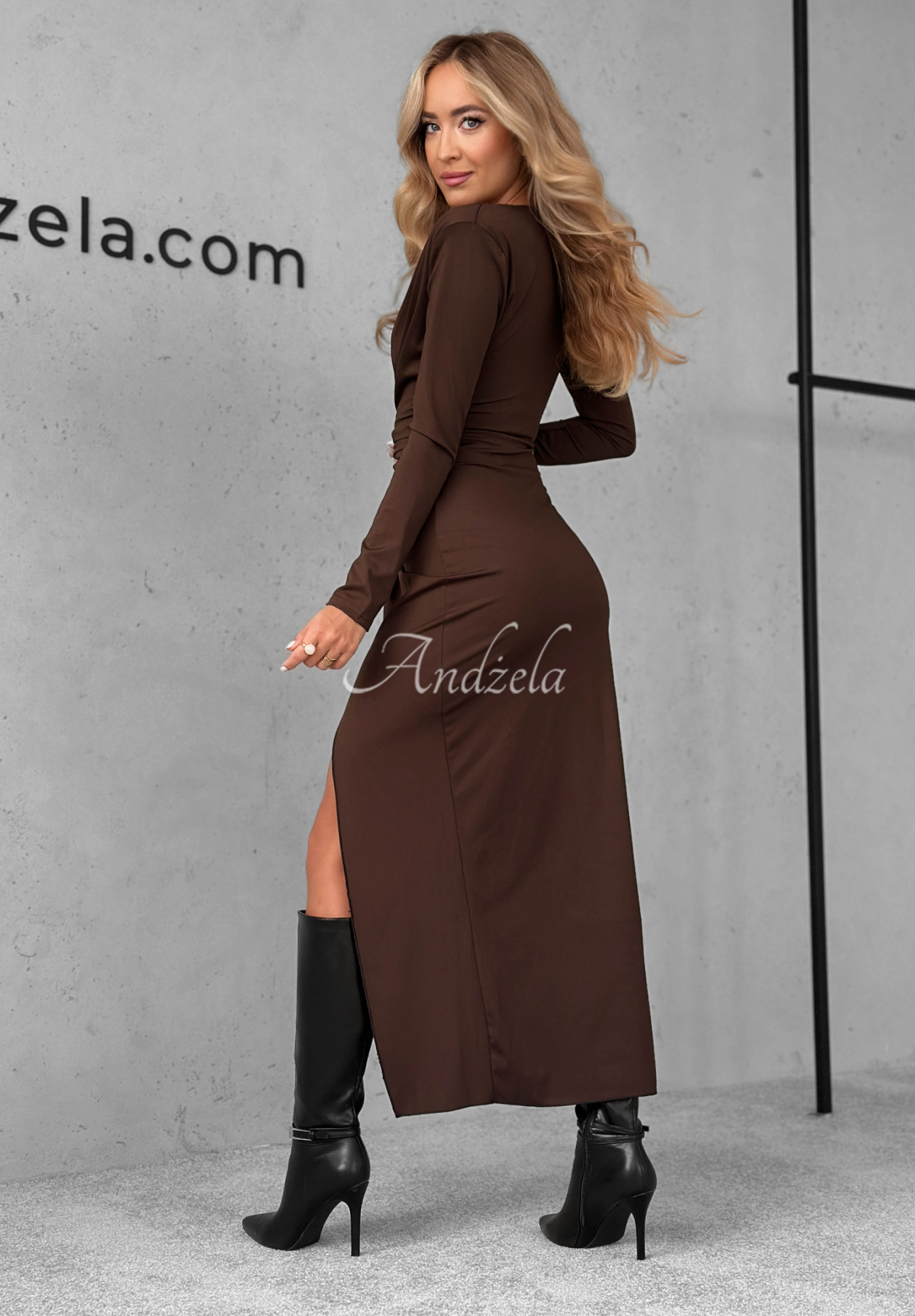 Figurbetontes Kleid mit Rüschen Every Dance Move Schokoladenbraun