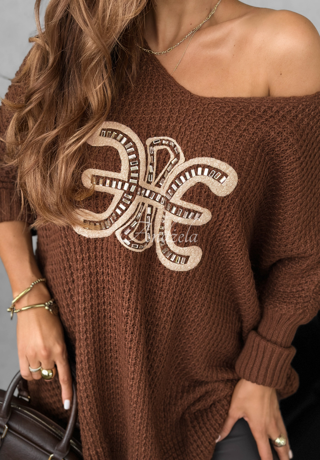 Asymmetrischer Pullover mit dekorativer Applikation Been A While Schokoladenbraun