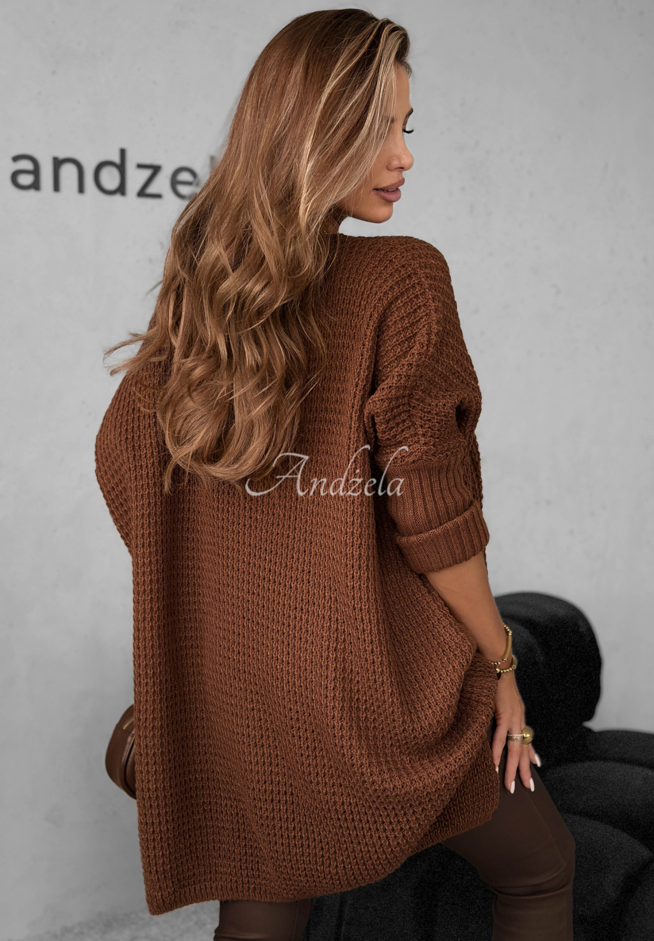 Asymmetrischer Pullover mit dekorativer Applikation Been A While Schokoladenbraun