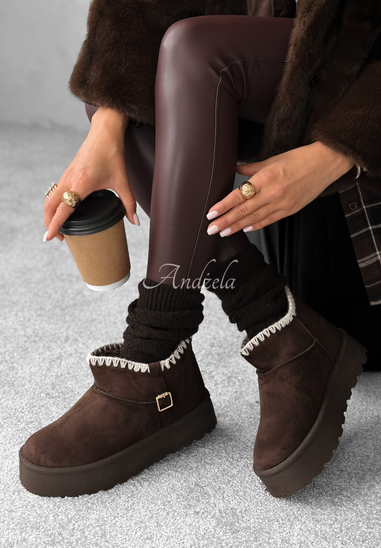 Wildlederstiefeletten mit Stickerei Wintery Blessings Schokoladenbraun