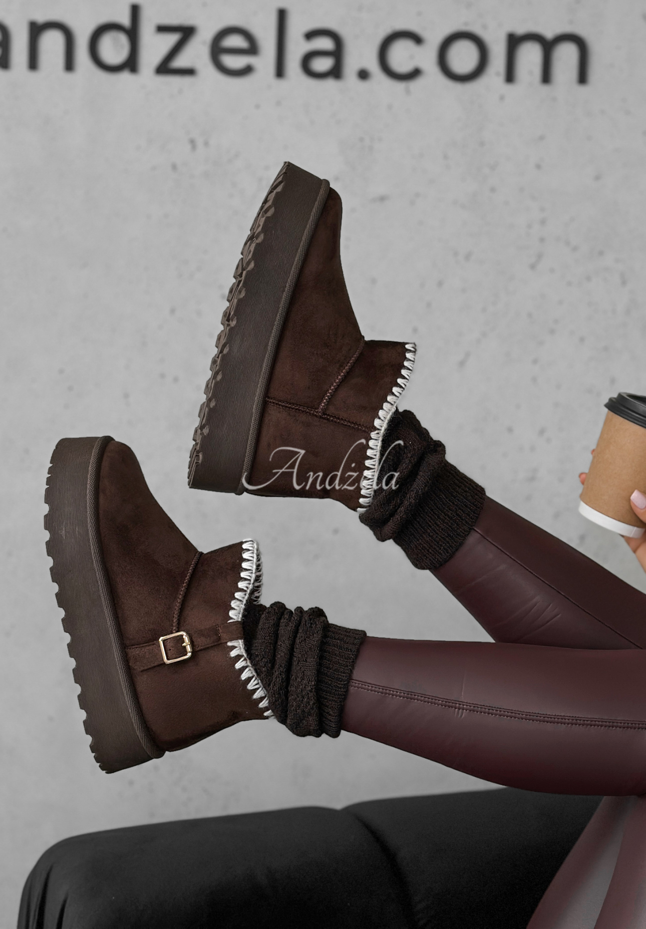 Wildlederstiefeletten mit Stickerei Wintery Blessings Schokoladenbraun