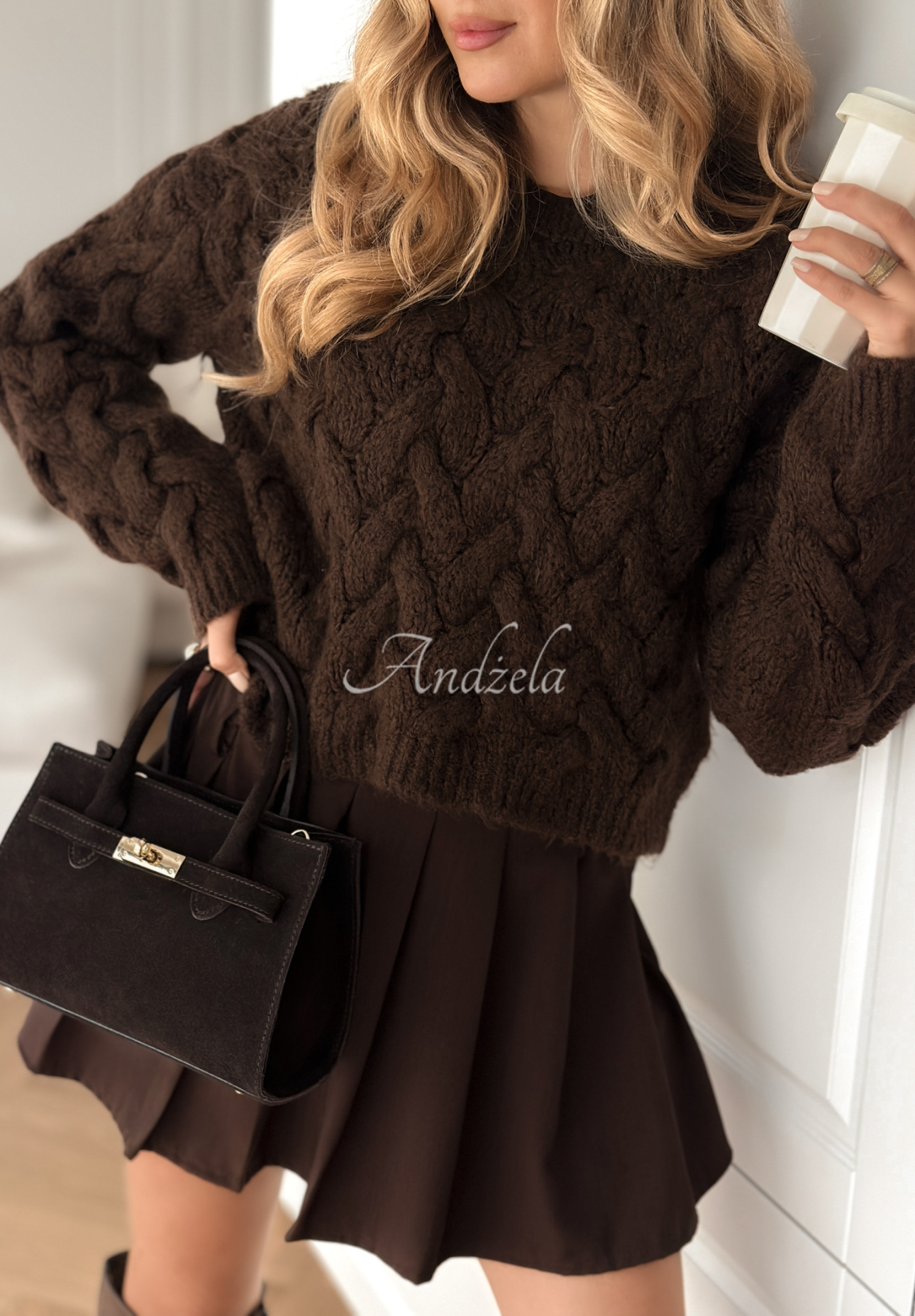 Kurzer Pullover mit dekorativem Strickmuster mit Wolle und Viskose Hugging Me Schokoladenbraun