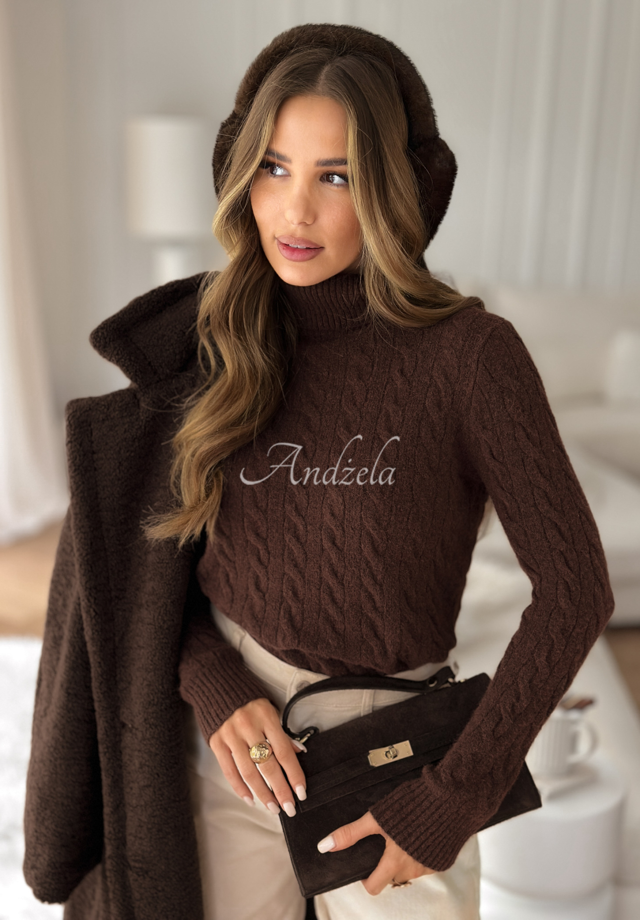 Dekorativ gestrickter Rollkragenpullover I Love Cold Schokoladenbraun