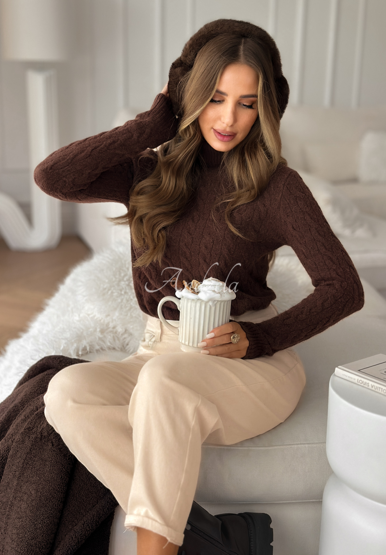 Dekorativ gestrickter Rollkragenpullover I Love Cold Schokoladenbraun